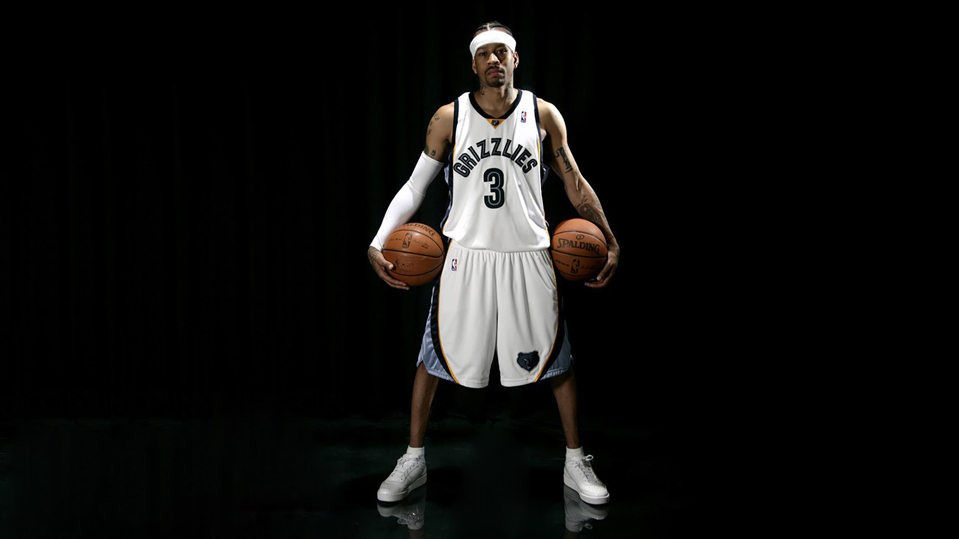 女子篮球加强传球视野训练提升组织效率，女生行进传球技巧